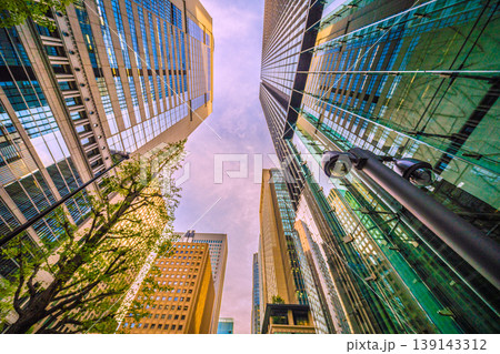 日本の東京都市景観 大手町・街角の防犯カメラ。「大手町駅前」交差点近く、ビジネスマンらを見守る“目” 139143312