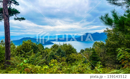 滋賀県近江八幡市 沖島から望む琵琶湖と山々の絶景風景 滋賀県近江八幡市 沖島から望む琵琶湖と山々の絶景風景 139143512