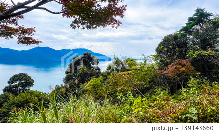滋賀県近江八幡市 沖島から見下ろす琵琶湖と広大な空の風景 139143660