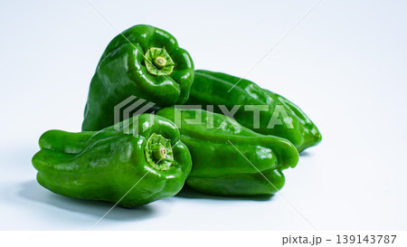 白背景にピーマンを並べた新鮮な野菜の切り抜き素材 139143787