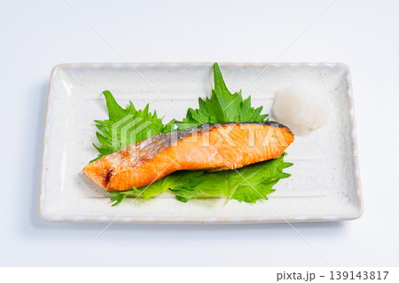 鮭の塩焼きと大根おろし 和食の定番焼き魚を白い長皿に盛り付けた一品 139143817