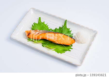 鮭の塩焼きと大根おろし 和食の定番焼き魚を白い長皿に盛り付けた一品 鮭の塩焼きと大根おろし 和食の定番焼き魚を白い長皿に盛り付けた一品 139143821
