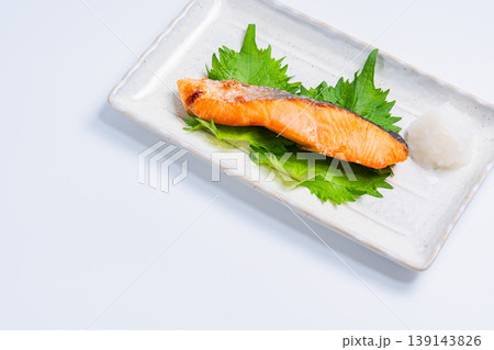 鮭の塩焼きと大根おろし 和食の定番焼き魚を白い長皿に盛り付けた一品 139143826