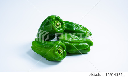 白背景にピーマンを並べた新鮮な野菜の切り抜き素材 139143834