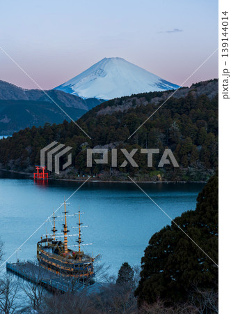 箱根芦ノ湖に浮かぶ海賊船と紅富士 箱根芦ノ湖に浮かぶ海賊船と紅富士 139144014