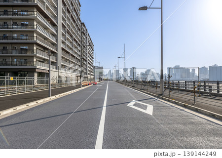 晴海5丁目の区画道路と湾岸住宅街の風景 139144249