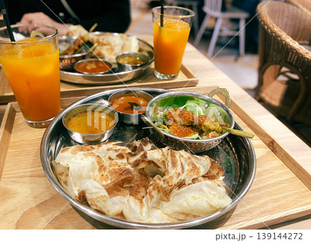 マレーシア料理店で食べるロティチャナイのランチセット マレーシア料理店で食べるロティチャナイのランチセット 139144272