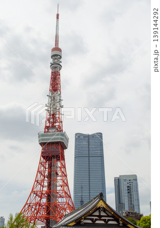 曇り空が背景の増上寺の屋根と東京タワー 139144292