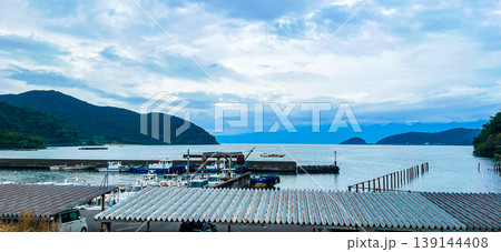 沖島フェリー乗り場-上屋と漁船のある港 沖島フェリー乗り場-上屋と漁船のある港 139144408