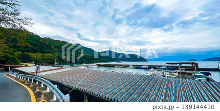 沖島フェリー乗り場－上屋と漁船のある港 139144410