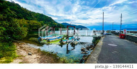 沖島フェリー乗り場の港湾風景-漁船と施設 沖島フェリー乗り場の港湾風景-漁船と施設 139144411