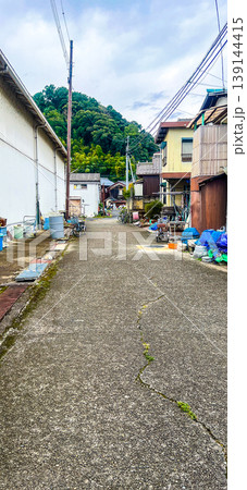 沖島の集落風景-生活感のある路地 沖島の集落風景-生活感のある路地 139144415