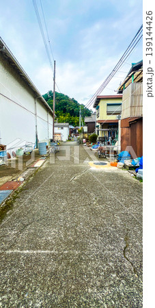 沖島の集落風景-生活感のある路地 沖島の集落風景-生活感のある路地 139144426