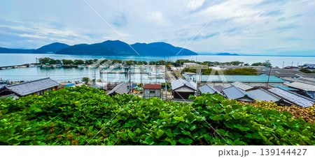 沖島,集落,民家,路地,道,生活,文化,伝統,近江八幡,滋賀県,琵琶湖,風景,景観,建築,家屋,屋根 沖島,集落,民家,路地,道,生活,文化,伝統,近江八幡,滋賀県,琵琶湖,風景,景観,建築,家屋,屋根 139144427