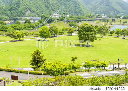 宮ヶ瀬湖畔園地の芝生広場と緑の風景 139144663