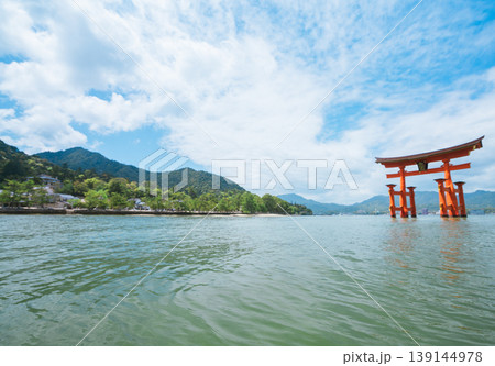 海に浮かぶ広島の宮島 海に浮かぶ広島の宮島 139144978