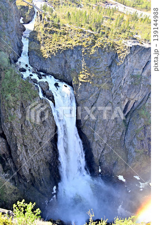 ヴォーリングスフォッセンの滝壺から立ち上る水煙 139144988