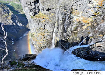 滝口から勢いよく流れ落ちるヴォーリングスフォッセン 139144989