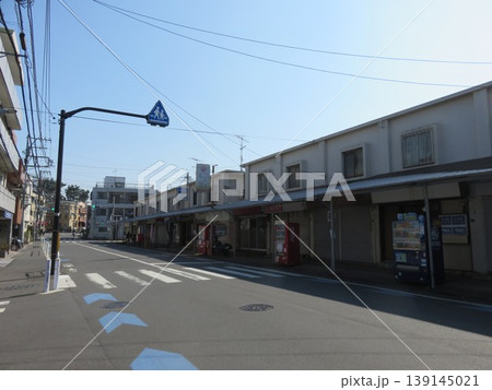 道沿いに並ぶ商店街 道沿いに並ぶ商店街 139145021