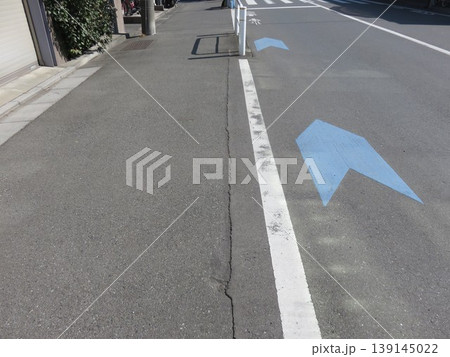 道路に設置された矢印 道路に設置された矢印 139145022