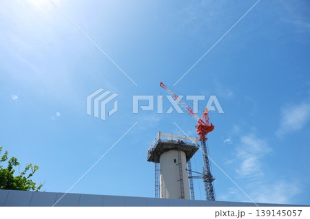 広大な青空の下で進む高層タワー建設と大型クレーンのパノラマ 139145057