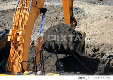 工事現場の油圧ショベル 工事現場の油圧ショベル 139145069