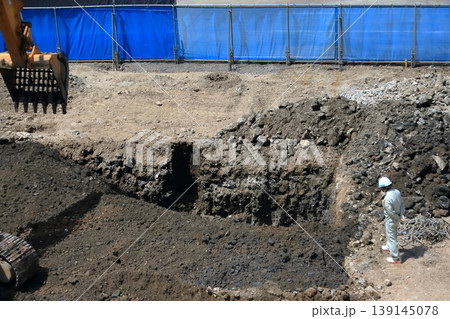工事現場の油圧ショベル 工事現場の油圧ショベル 139145078