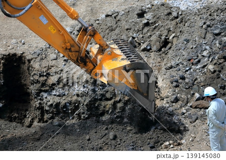 工事現場の油圧ショベル 工事現場の油圧ショベル 139145080