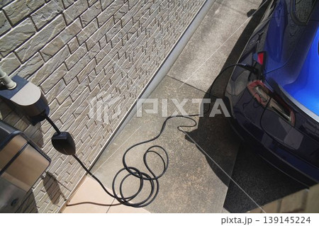 電気自動車の充電 139145224