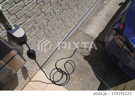 電気自動車の充電 電気自動車の充電 139145225