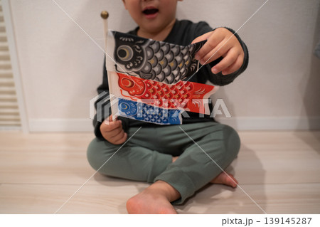 鯉のぼりのおもちゃで遊ぶ赤ちゃん 鯉のぼりのおもちゃで遊ぶ赤ちゃん 139145287