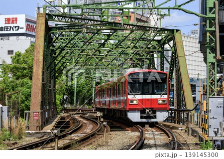 八ツ山橋を渡る京急1500形普通列車 八ツ山橋を渡る京急1500形普通列車 139145300