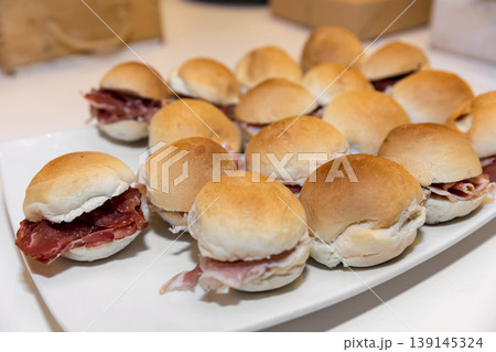 Sandwiches 139145324
