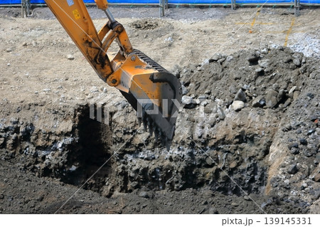 工事現場の油圧ショベル 工事現場の油圧ショベル 139145331