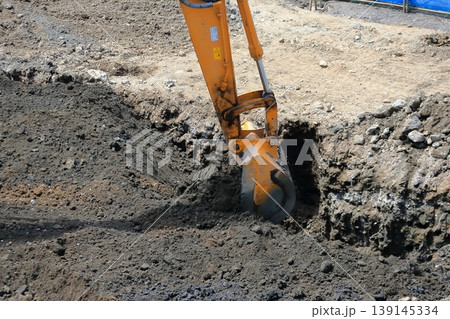 工事現場の油圧ショベル 139145334