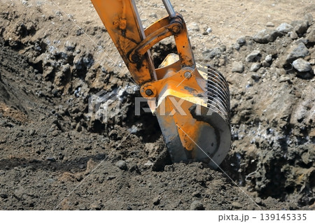 工事現場の油圧ショベル 139145335