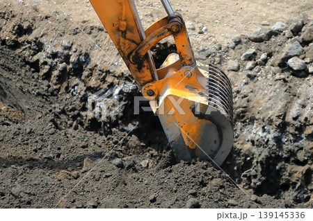 工事現場の油圧ショベル 139145336