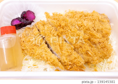 美味しいとんかつ重弁当 139145381