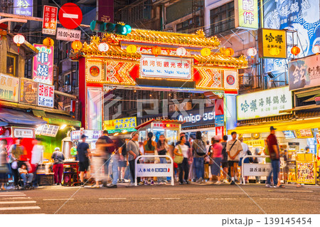 台北　饒河街夜市　※一部ソフトフォーカス 139145454
