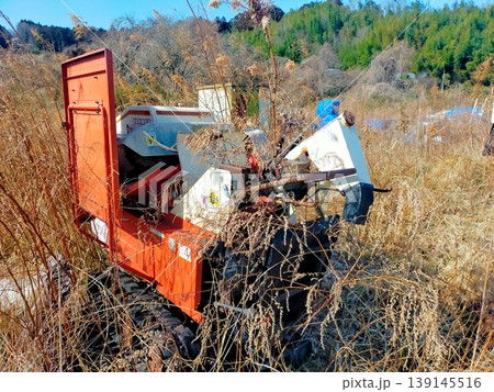 朽ちた農機具 139145516