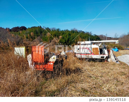 朽ちた農機具 朽ちた農機具 139145518