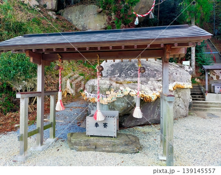 春の釣り石神社 春の釣り石神社 139145557