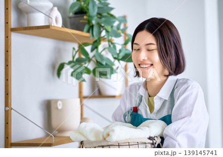 清潔なタオルを抱え、穏やかに微笑むアジア人女性 清潔なタオルを抱え、穏やかに微笑むアジア人女性 139145741