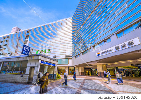 日本の横浜都市景観4月17日。SOTETSU 横浜駅や市営地下鉄出入口などを望む… 139145820