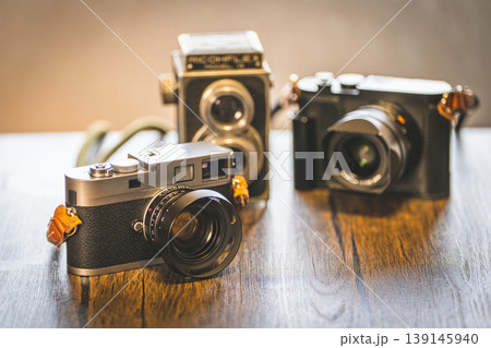 デジタルカメラとフィルムカメラ デジタルカメラとフィルムカメラ 139145940