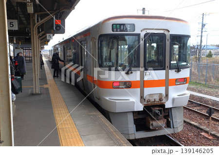 参宮線キハ25形（亀山⇔伊勢市-鳥羽） 139146205
