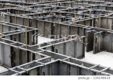 戸建て住宅の基礎工事 鉄製型枠の施工現場イメージ 商用利用 広告素材 建設現場 戸建て住宅の基礎工事 鉄製型枠の施工現場イメージ 商用利用 広告素材 建設現場 139146619