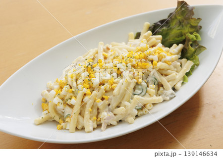 卵たっぷりのマカロニサラダ 懐かしい家庭の味 副菜・お弁当向けの広告写真素材 139146634