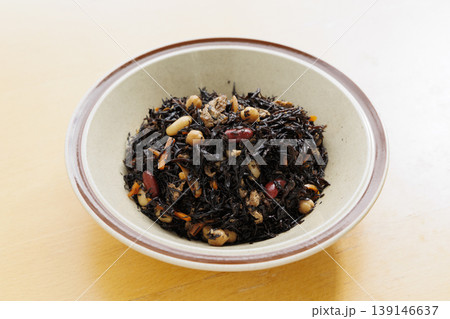 具だくさんのひじきの煮物 豆と人参の健康的な副菜 広告・食育向けの和食素材 139146637