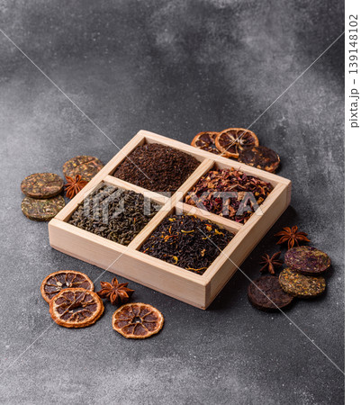 A box of various dry teas, black, green, herbal, and fruit. A set of different tea varieties A box of various dry teas, black, green, herbal, and fruit. A set of different tea varieties 139148102